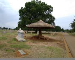 A famous Mexican sculptor artist and architect D. Rodriguez made numerous concrete sculptures for the cemetery.